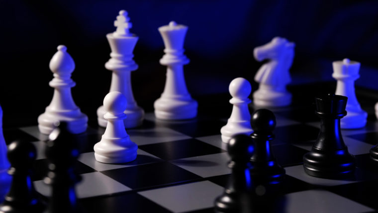 Ein Schachbrett unterstützt visuell die Vorgehensweise zur Marketingstrategie.